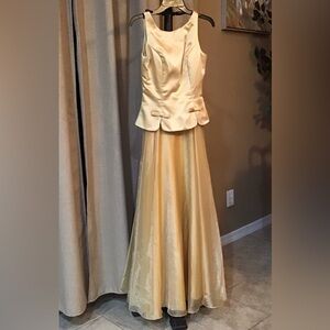 Dave & Johnny by Laura Ryner Gold prom dress Size 3/4 Elegant and Coquette